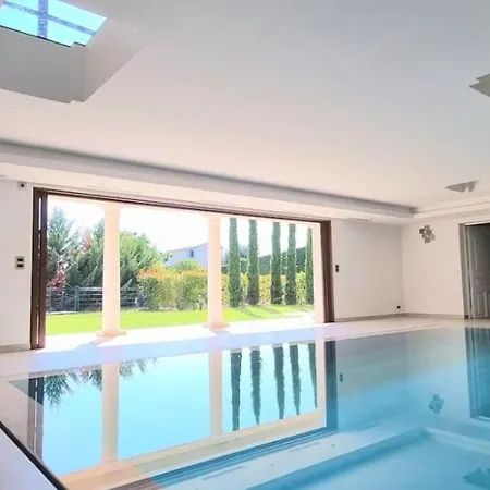 Read Host Profile Before Requesting - Luxury 아파트 케인즈수르메르
